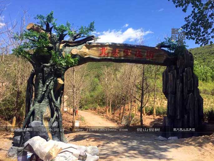 仿真榕樹大門是仿真樹大門中運(yùn)用較多的種類
