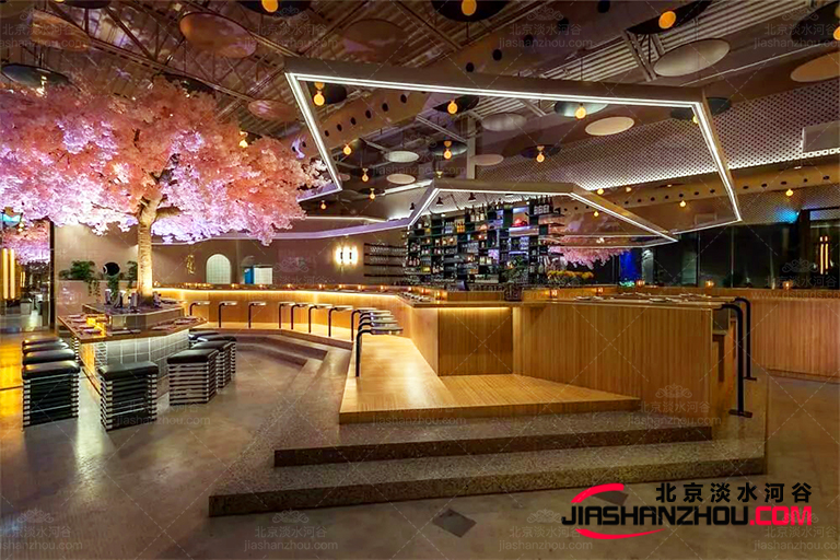 仿真樹與蘇荷酒吧SOHO室內外其它裝飾元素完美搭配