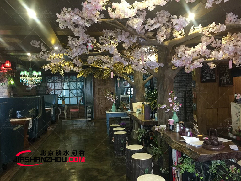 巴黎花神咖啡館室內(nèi)仿真樹居然用的是中國這個廠家的樣板