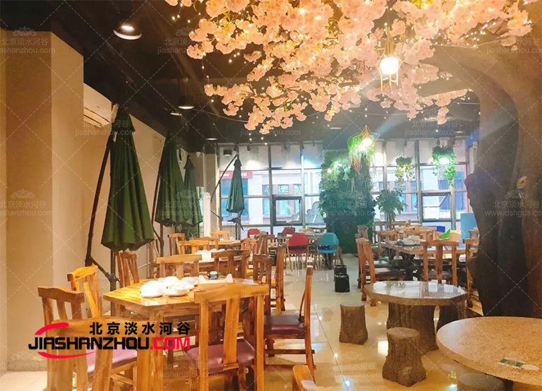 仿真樹絢麗多彩的身姿讓春天的美加耀眼奪目