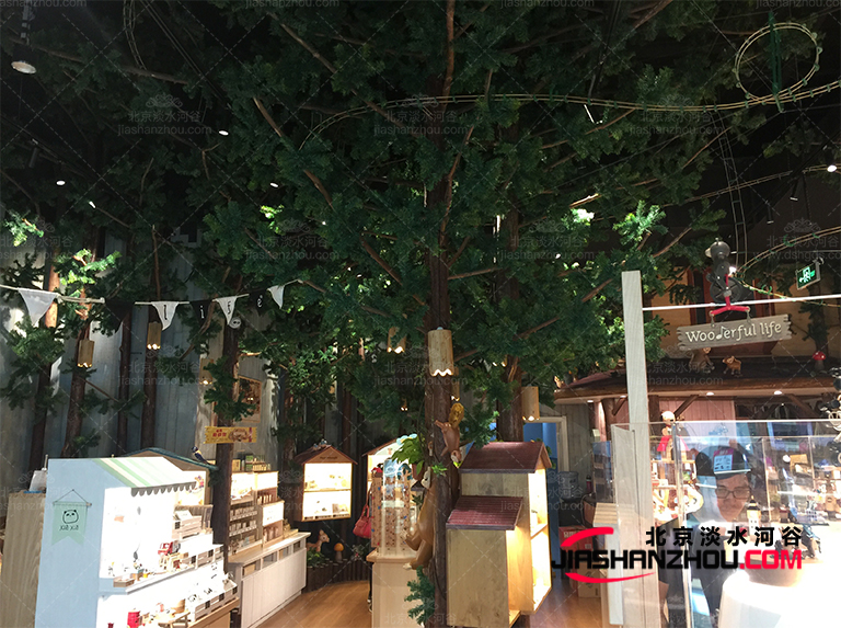 湛的仿真樹成品營造出的自然環(huán)境f格使人心情舒暢