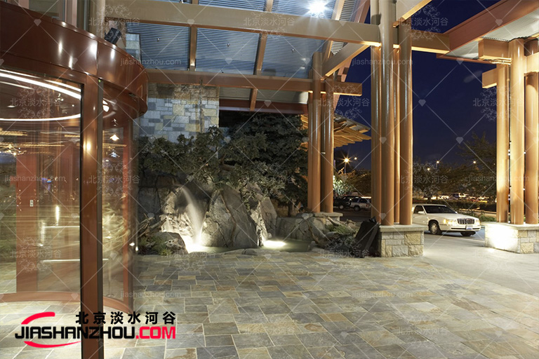 杭州憶泊城市酒店的塑石假山成功關鍵是到位的排水部分