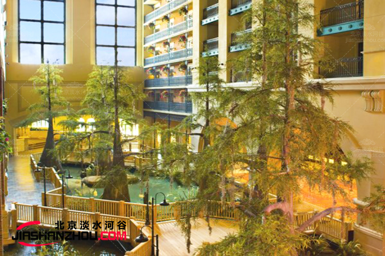 室內(nèi)景觀樹可以搭配很多的小掛件