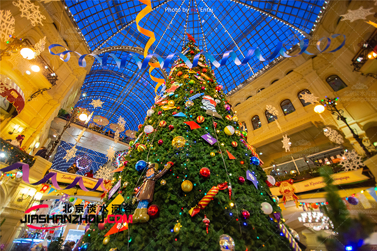 成都沃爾瑪購物廣場用植絨圣誕樹仿真樹打造冬季童話仙境