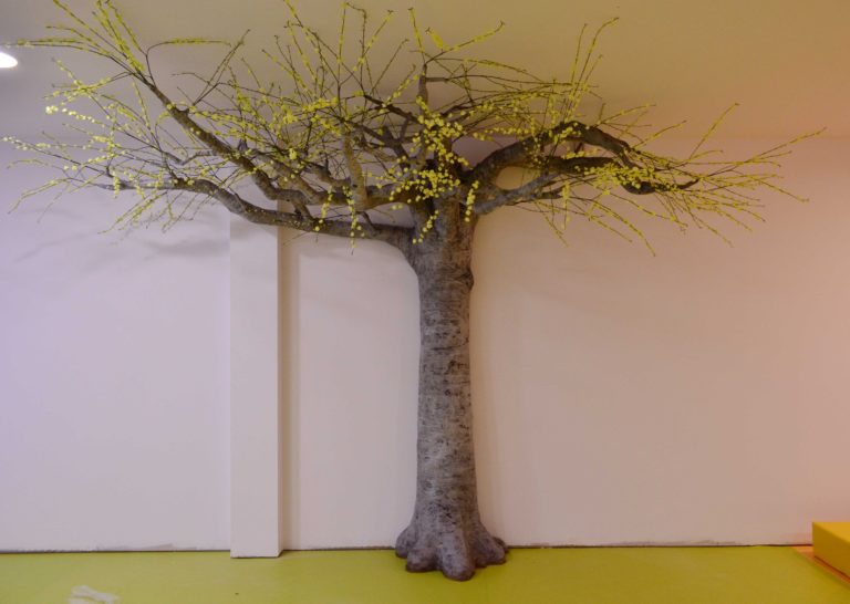 如何在幼兒園墻壁制作仿真樹