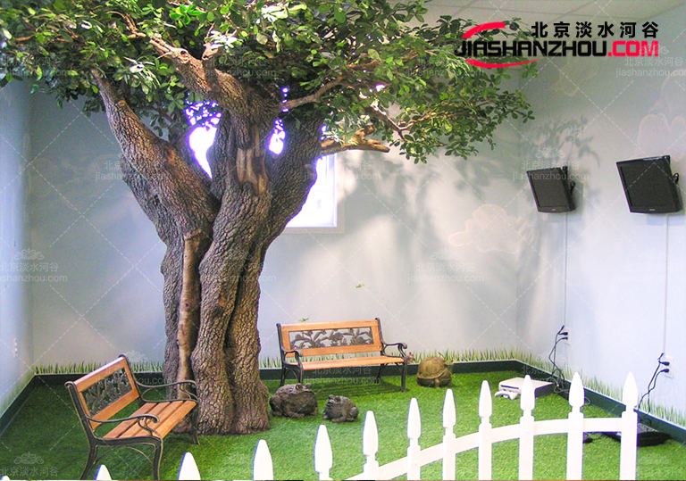 咖啡桌邊的仿真樹既能遮陽(yáng)又能增加意境