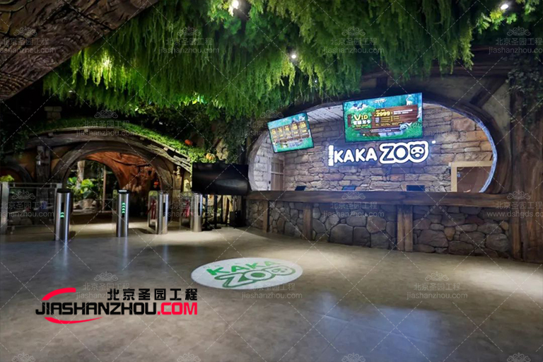 昌平奧萊商場用綠色仿真樹和裝飾配件裝飾慶祝節日