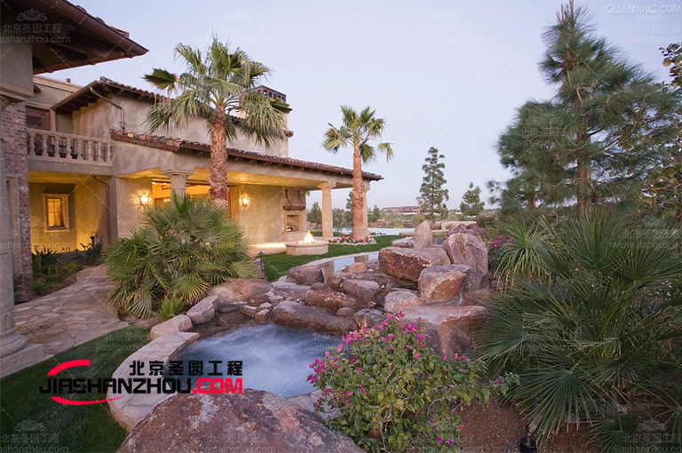 現代山地別墅后院tcp塑石假山施工效果圖