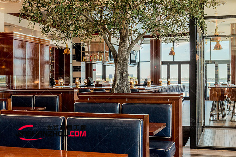 仿真樹創(chuàng)建整個(gè)家庭都可以享受的令人難以置信的室內(nèi)外環(huán)境