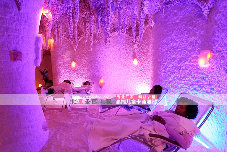 用彩繪的鹽墻壁燈照亮人工洞穴鹽療房