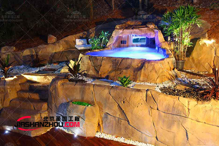 塑石假山景觀是天津云錦世家別墅后院漂亮美景選擇之一