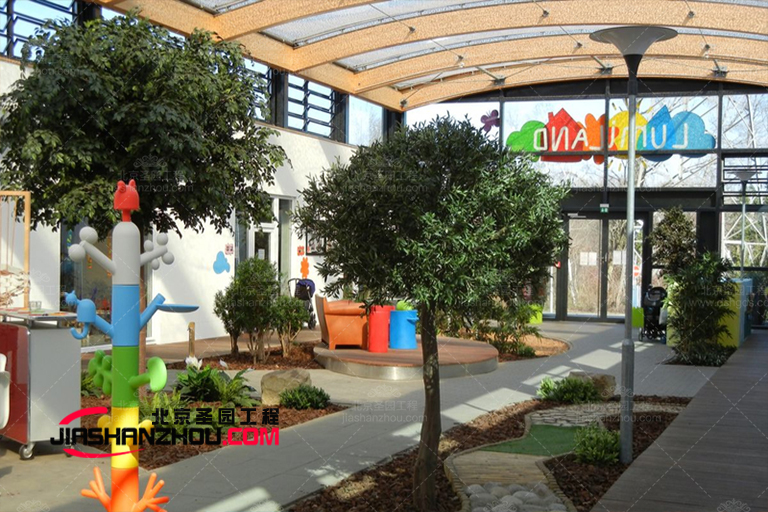 仿真樹重新塑造餐廳和酒店的外觀就像御湯山熙園別墅一樣