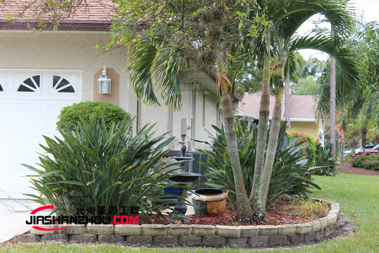 用人造室外仿真樹植物隱藏空調等設備是佳的方法