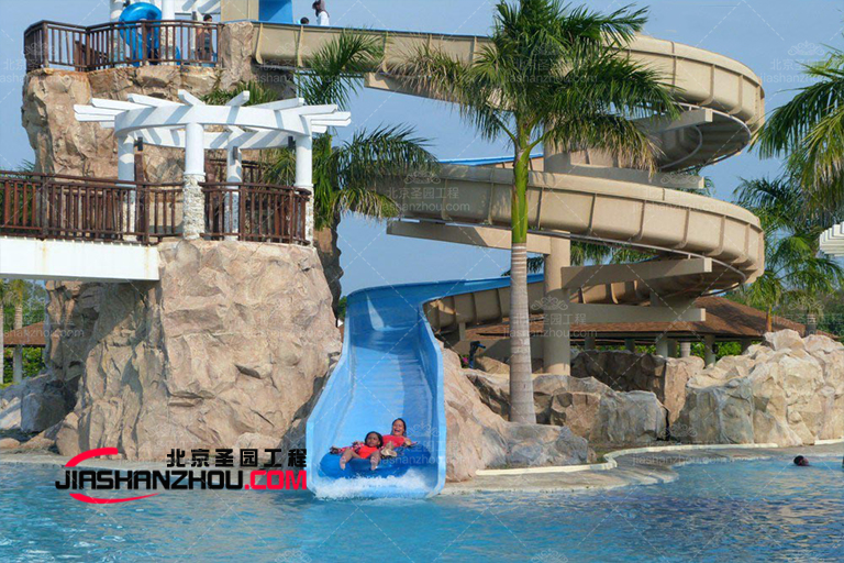 廠家又醒參與山東炫樂城游樂園塑石假山景觀制作