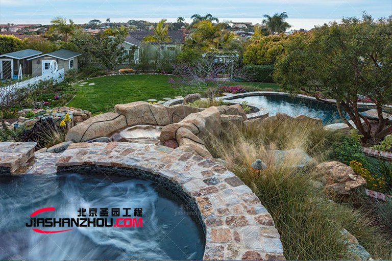 塑石假山水池和人造草搭配會對產生什么裝飾反應