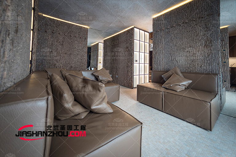 仿真樹皮瓦酒店設計從現代設計轉向了自然、柔和的外觀