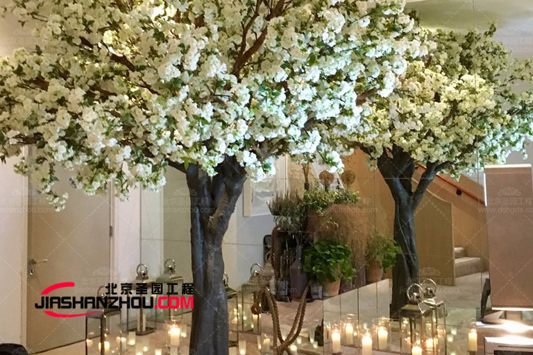 采用簡主義設(shè)計理念的室內(nèi)仿真樹裝飾布置