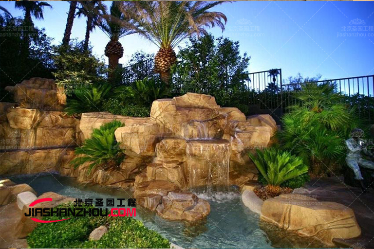 在塑石假山水池廣闊水景現代住宅欣賞令人驚嘆的日落