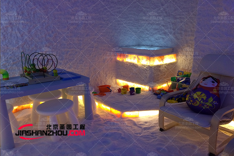 經典f 格的鹽燈壁爐為仿真鹽洞別墅房間增添了溫暖和氛圍