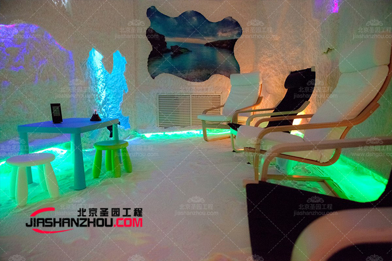 全白配色方案給鹽洞汗蒸鹽療房空間帶來相當柔和的感覺