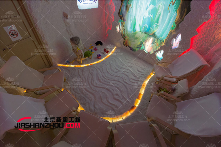 小巧的水晶吊燈和躺椅為鹽洞汗蒸鹽療房增添不少魅力