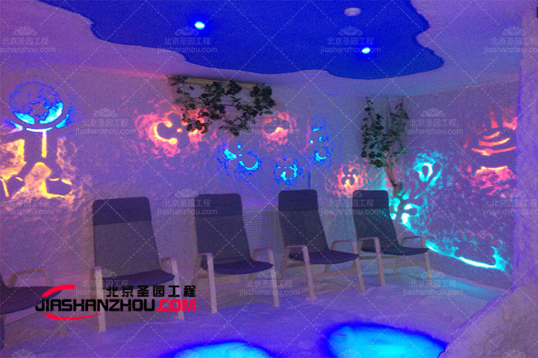 不同深淺的藍(lán)色為洞穴主題汗蒸鹽療房營(yíng)造賞心悅目的組合