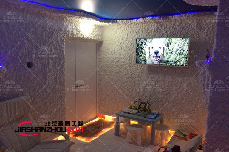 寬敞的現代喜馬拉雅鹽療房擁有非酒店般的溫馨氛圍