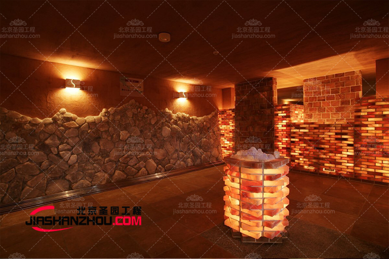 維多利亞f 格的仿真鹽洞汗蒸房主要使用白色和米色