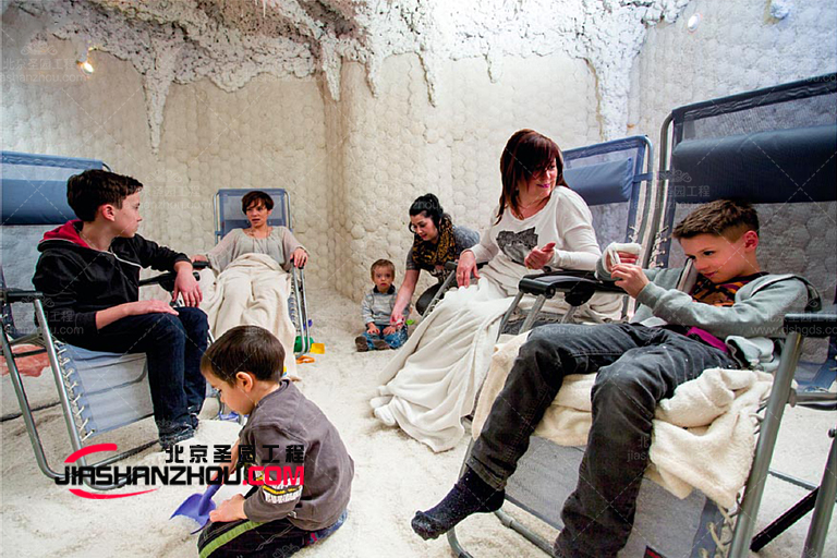 兒童主題仿真鹽洞汗蒸房給人一種輕松輕松的感覺(jué)
