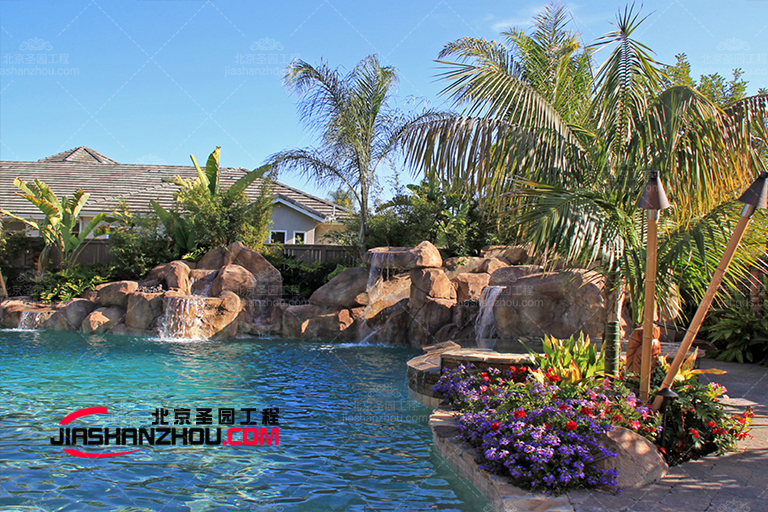 棕櫚樹環(huán)繞的TCP塑石假山水池景觀進一步增強了海灘氛圍