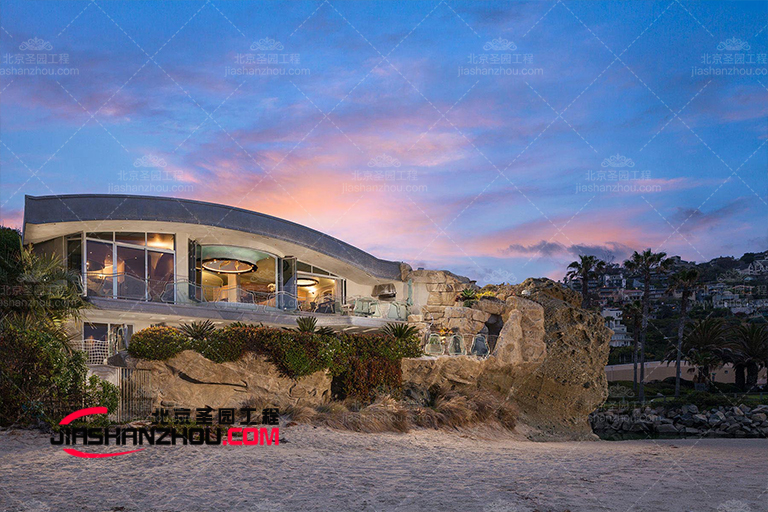 在這個寬敞的仿真洞穴酒店里漫步身心舒暢