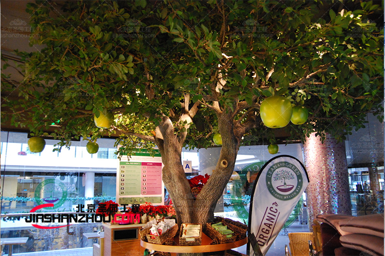 異國情調的人造仿真樹帶來豪華的叢林雨林氛圍