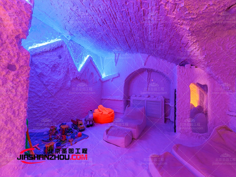 淺色視覺元素和不同紋理使仿真鹽洞鹽療酒店打破常規配色