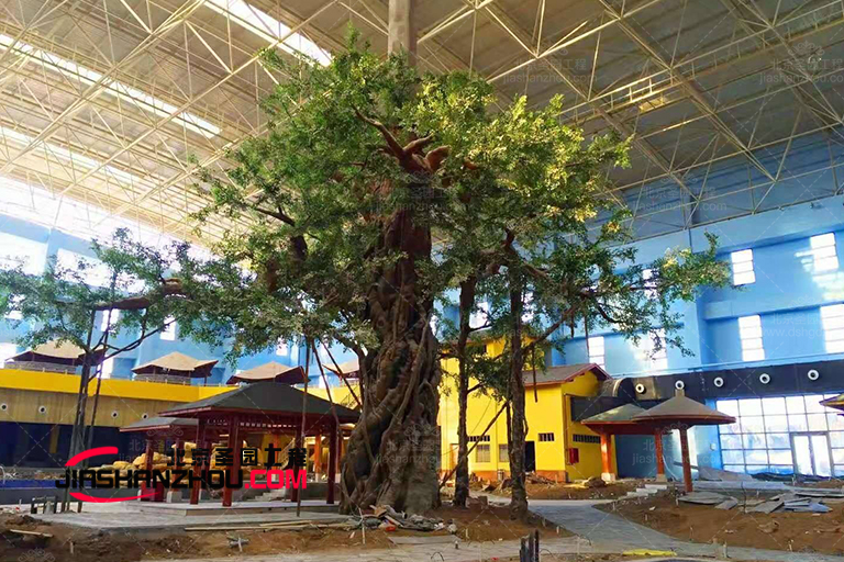 室內仿真樹郁郁蔥蔥的綠色外觀令人印象深刻