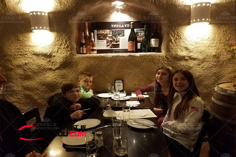 簡(jiǎn)約的現(xiàn)代仿天然巖洞酒店餐廳擁有許多簡(jiǎn)潔的線條