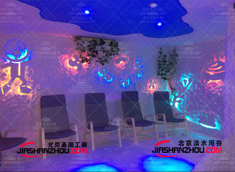 甘肅白銀一家擁有強烈色彩和質(zhì)感的人工喜馬拉雅鹽療房設(shè)計