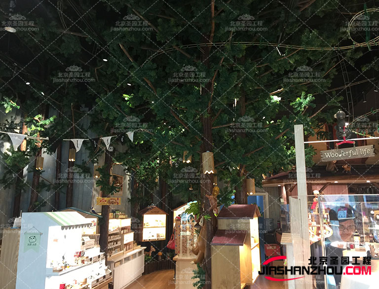 仿真樹與真實(shí)植物結(jié)合的風(fēng)景帶給人們視覺上的享受