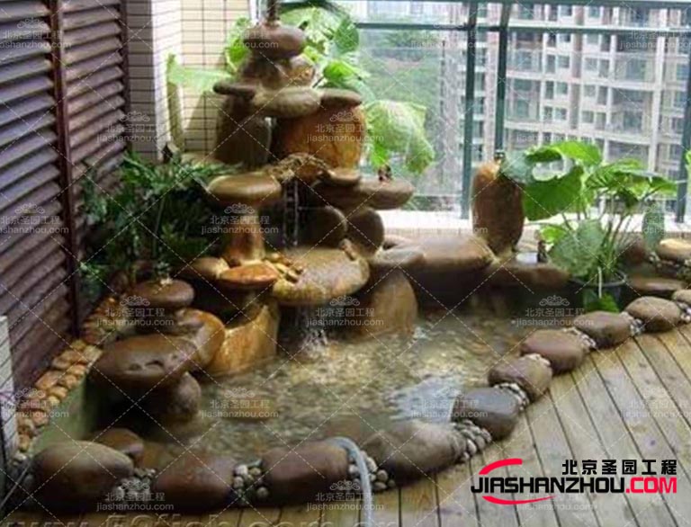 塑石假山特且?guī)缀醪粫贿z忘的圖案，與植物織物的裝飾細節(jié)相結(jié)合