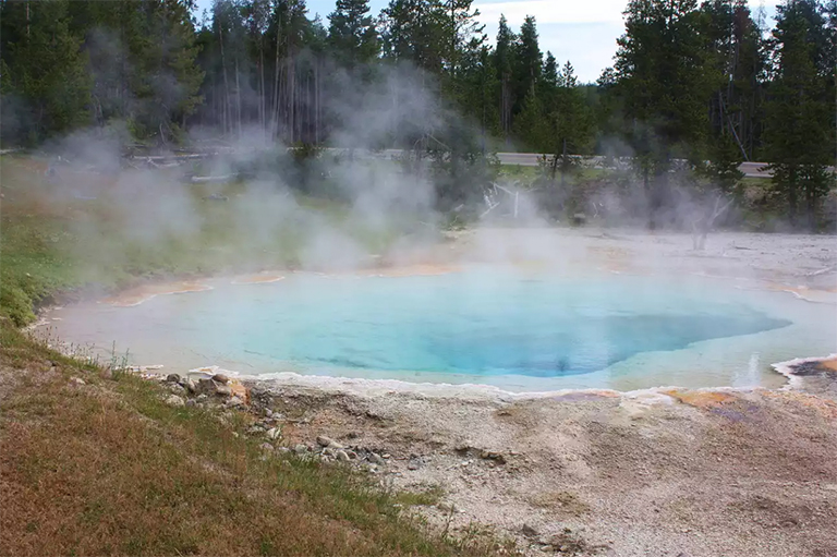 在黃石國家公園中發現的溫泉多呈彩虹色.jpg 在黃石國家公園中發現的溫泉多呈彩虹色